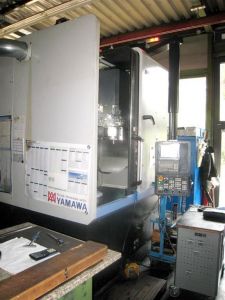 Un tour CNC vertical DOOSAN type PUMA V8300MR