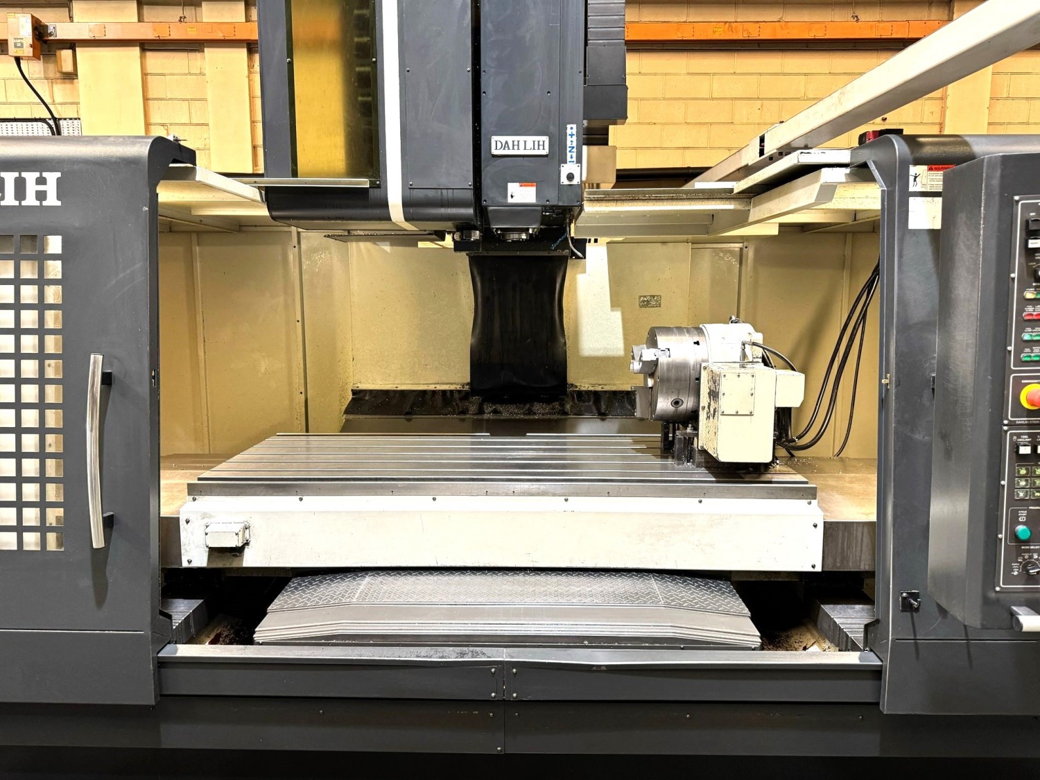 Centre d'usinage DAHLIH type MCV 2100