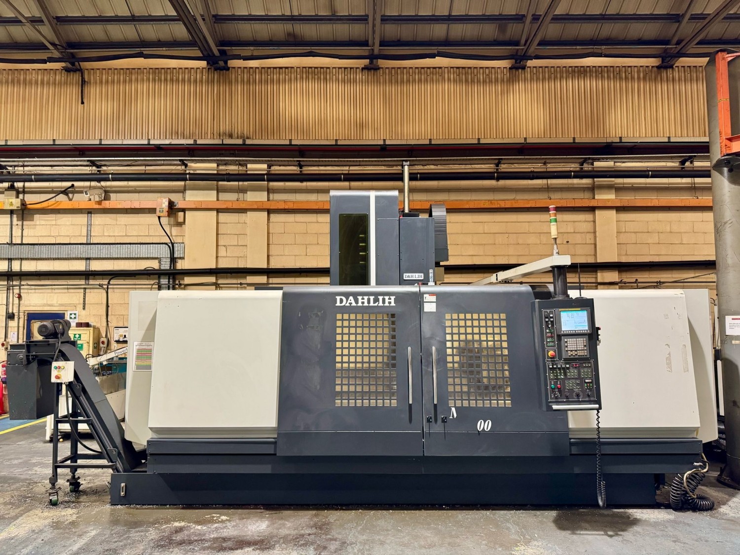 Centre d'usinage DAHLIH type MCV 2100