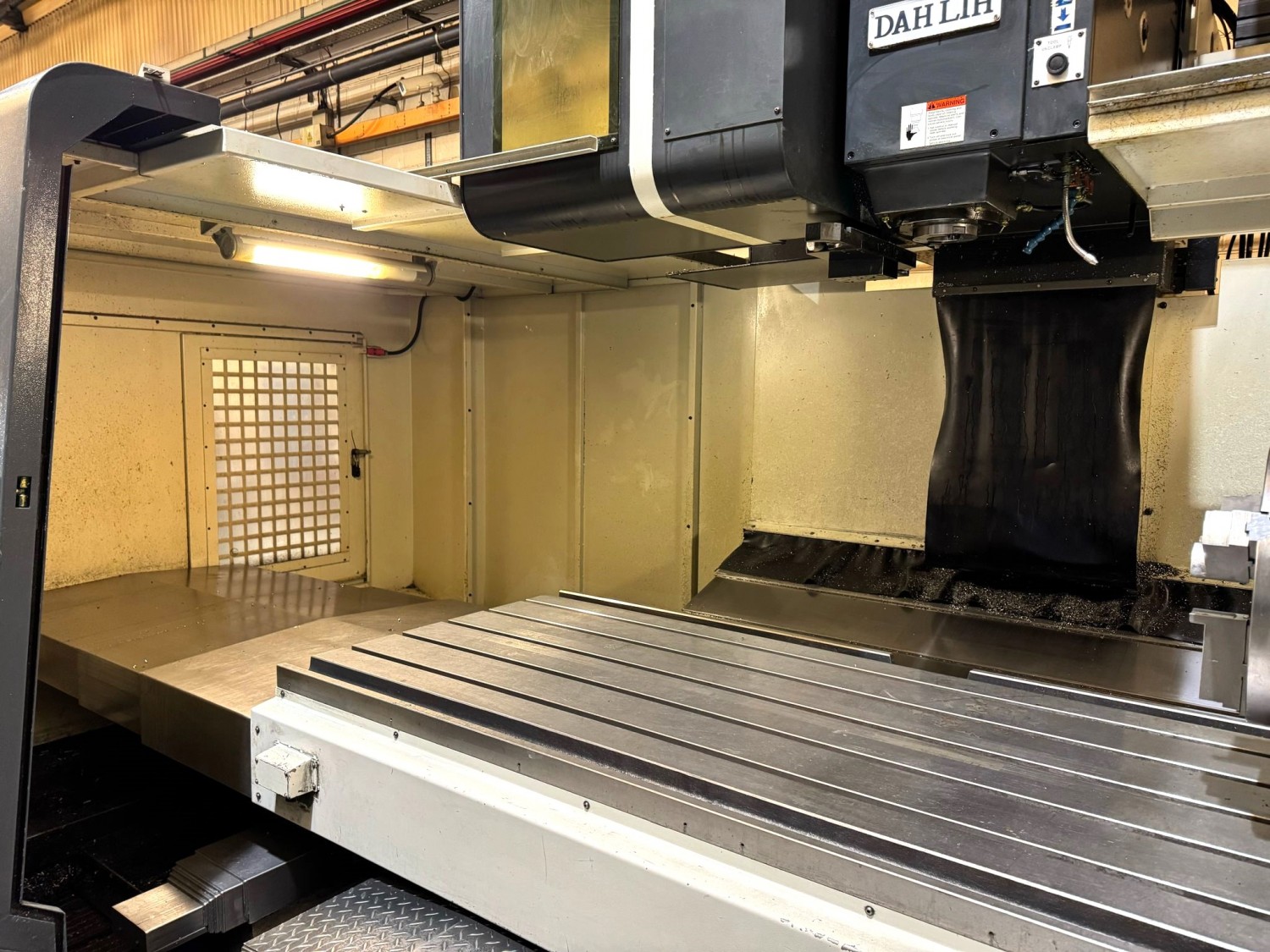 Centre d'usinage DAHLIH type MCV 2100
