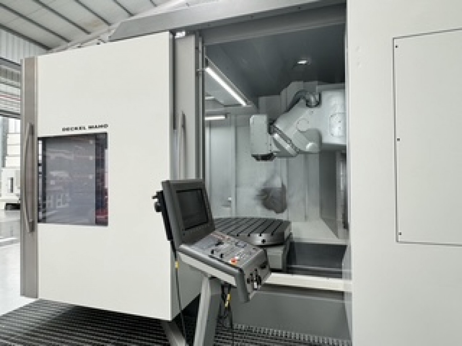 Centre d'usinage DMG DMU 160P / 5 AXES