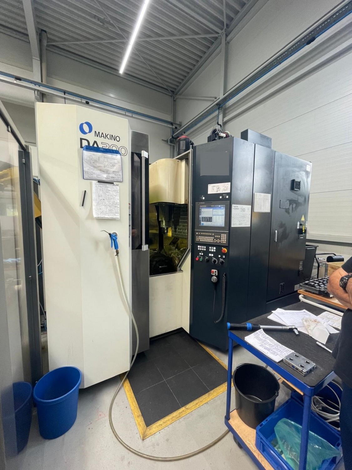 Cellule robotisée de deux centres d'usinage 5 axes MAKINO DA 300