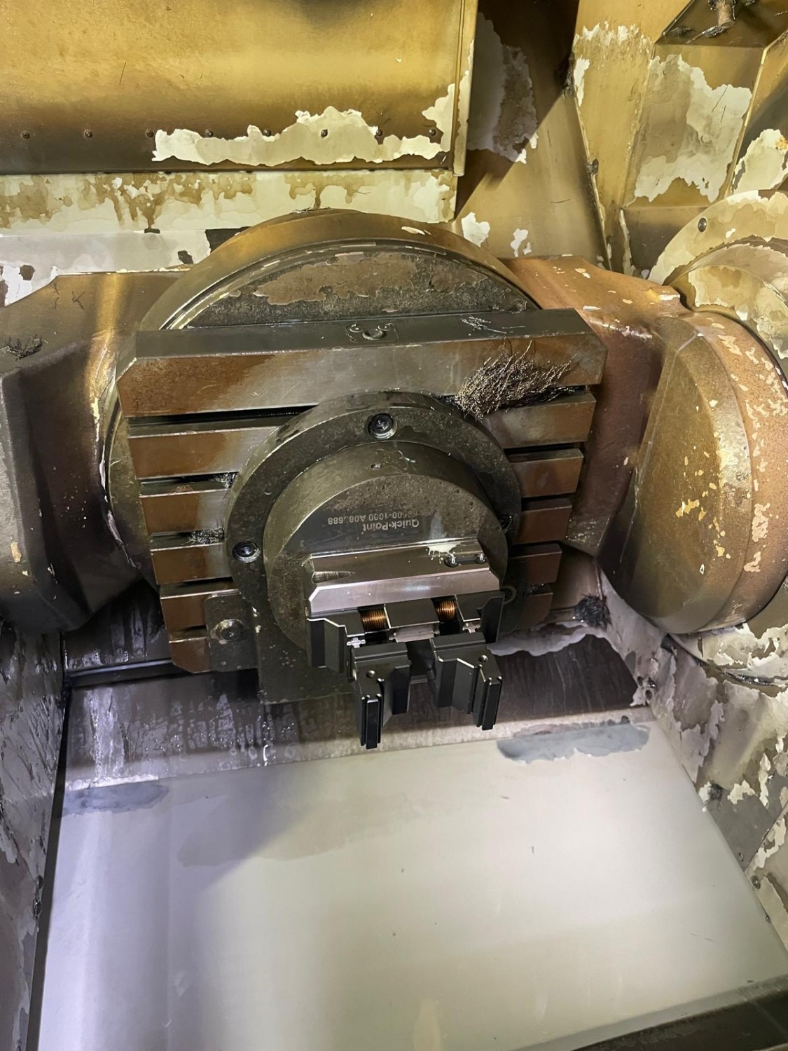 Cellule robotisée de deux centres d'usinage 5 axes MAKINO DA 300