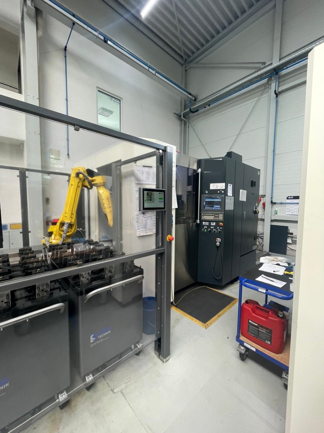 Cellule robotisée de deux centres d'usinage 5 axes MAKINO DA 300