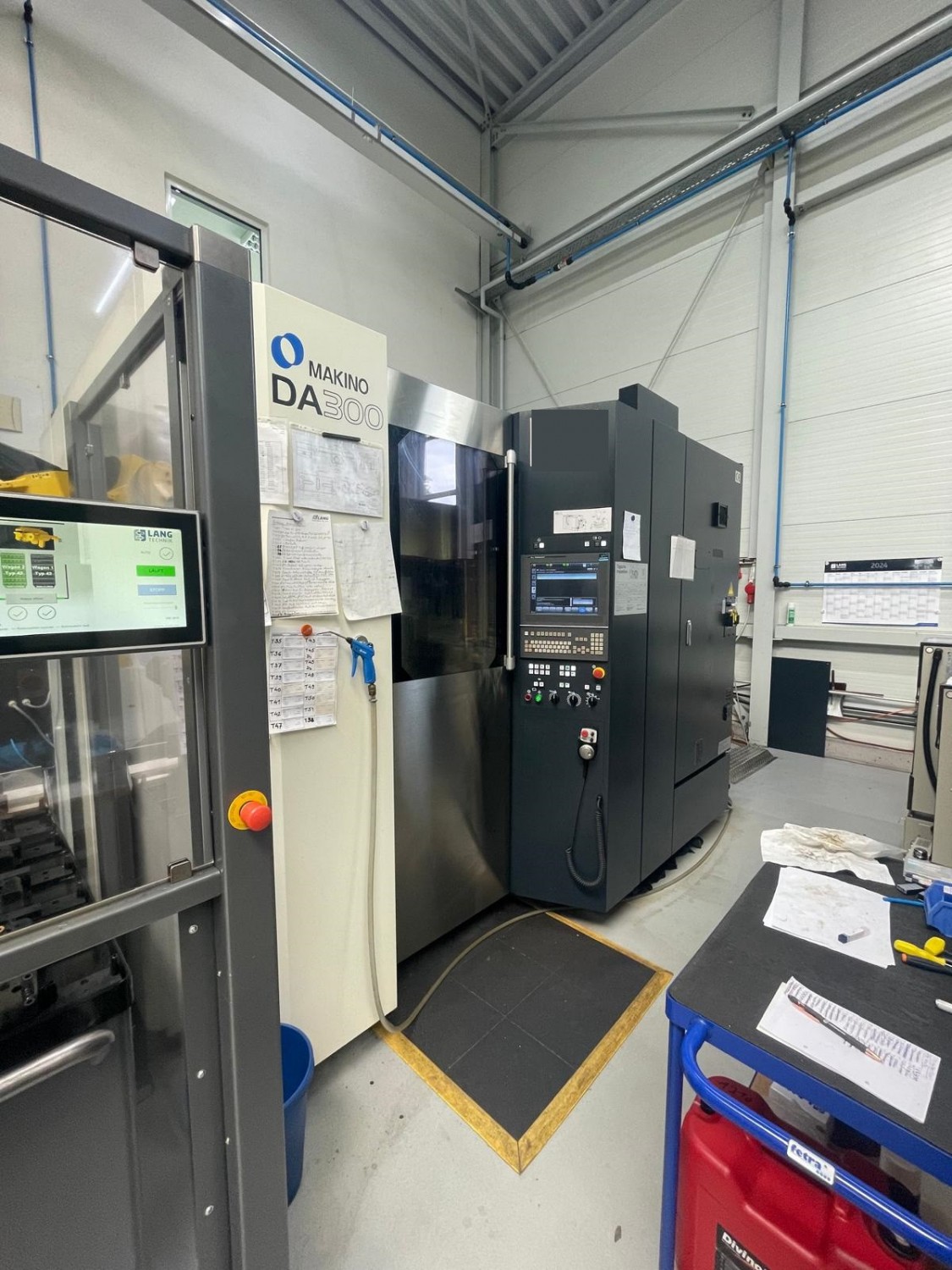 Cellule robotisée de deux centres d'usinage 5 axes MAKINO DA 300
