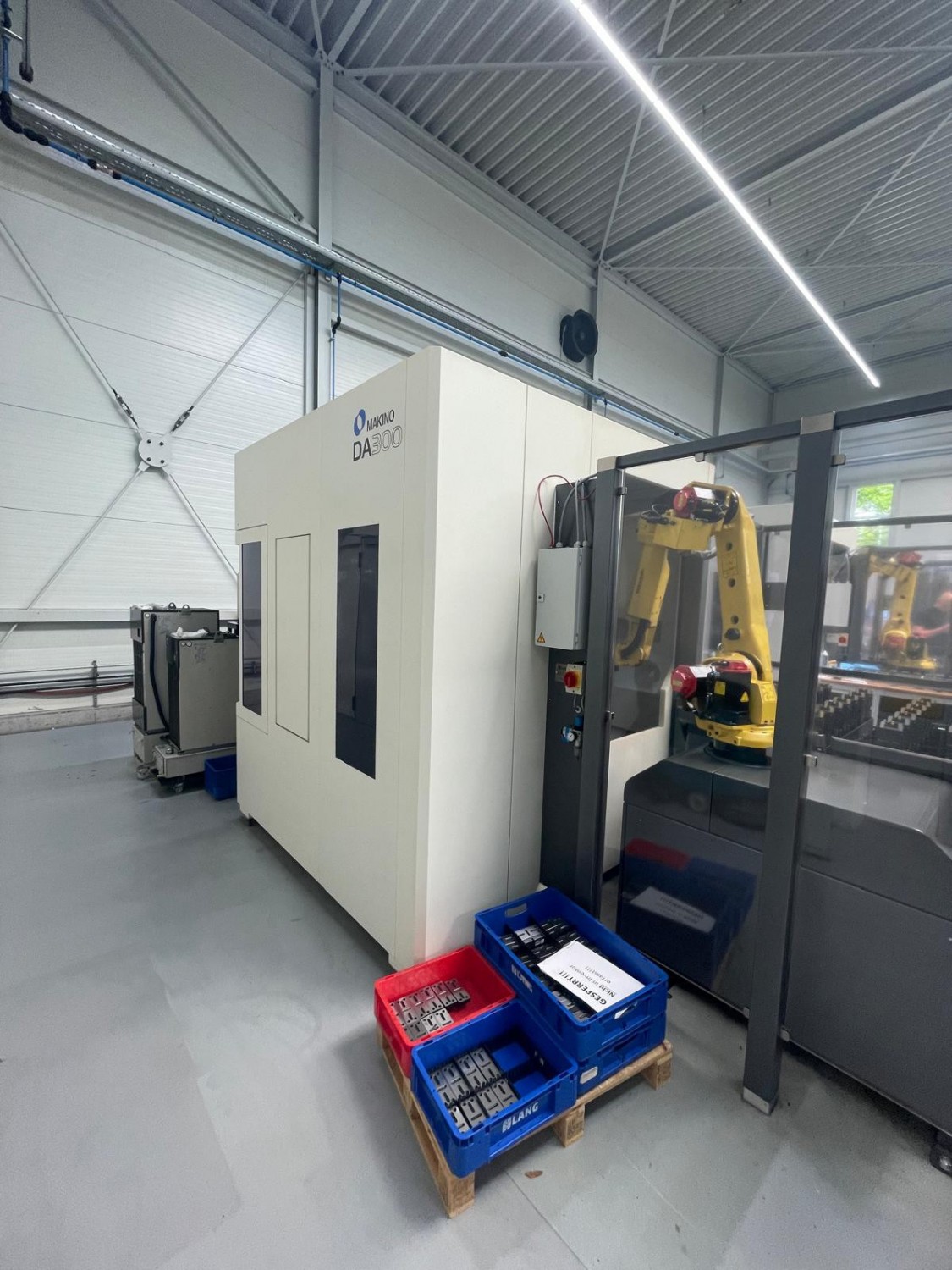 Cellule robotisée de deux centres d'usinage 5 axes MAKINO DA 300