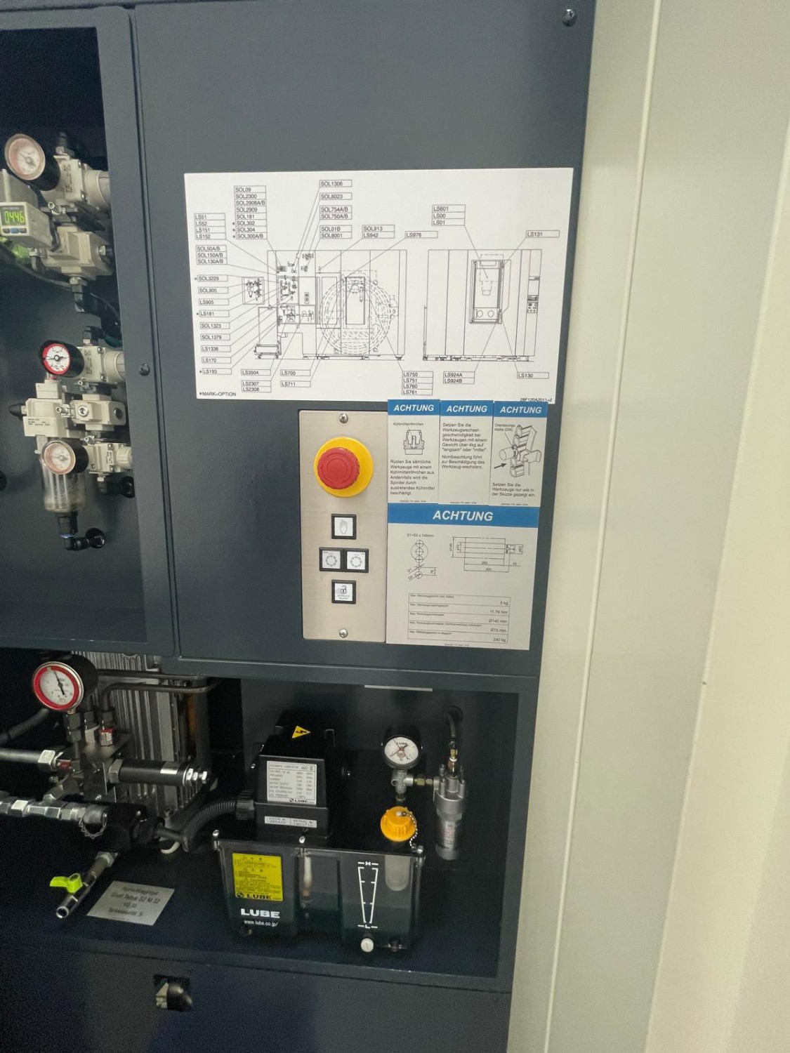 Cellule robotisée de deux centres d'usinage 5 axes MAKINO DA 300