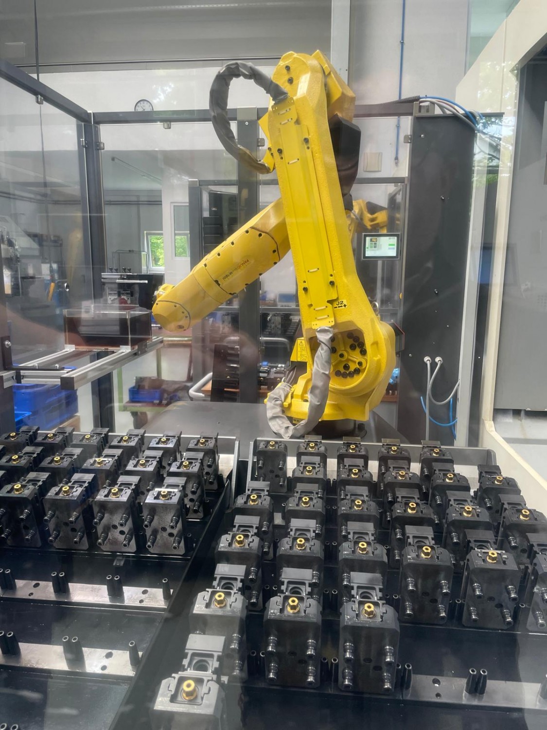 Cellule robotisée de deux centres d'usinage 5 axes MAKINO DA 300