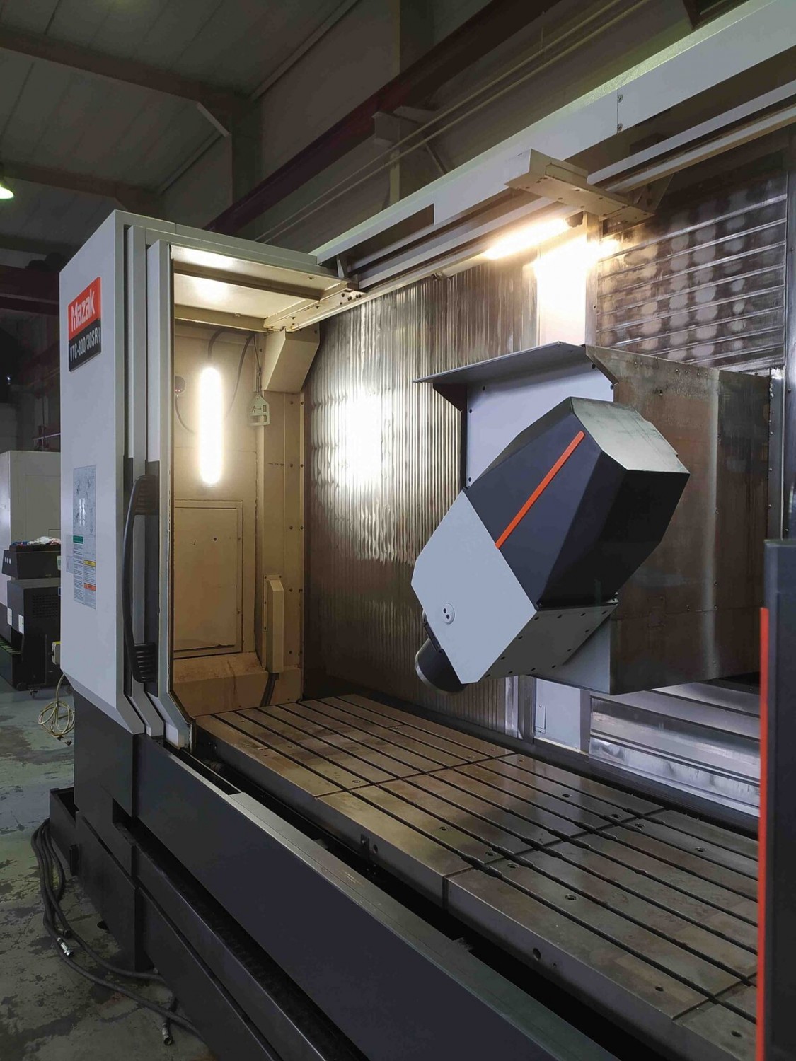 Centre d'usinage vertical MAZAK type VTC 800/30SR / AXE C / AXE B